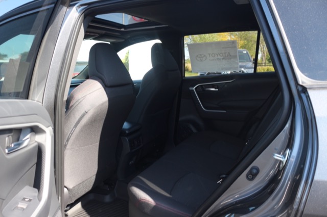 2025 Toyota RAV4 Hybrid SE photo 4