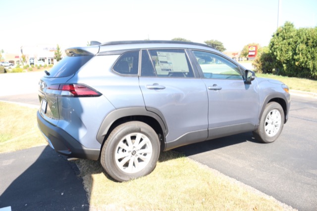 2026 Toyota Corolla Cross LE photo 2