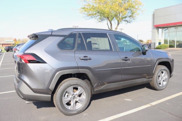 2025 Toyota RAV4 Hybrid XLE photo 2