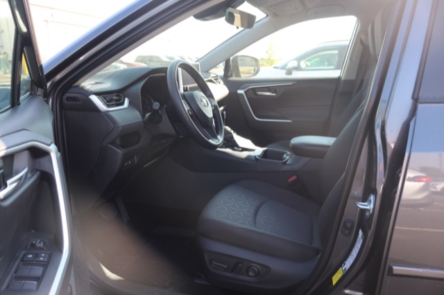 2025 Toyota RAV4 Hybrid XLE photo 3