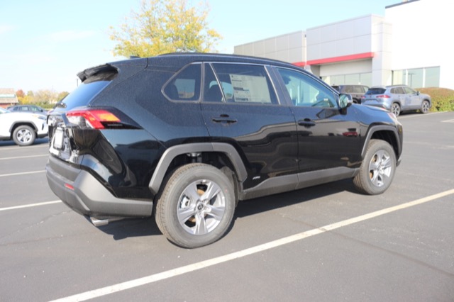 2025 Toyota RAV4 Hybrid XLE photo 2