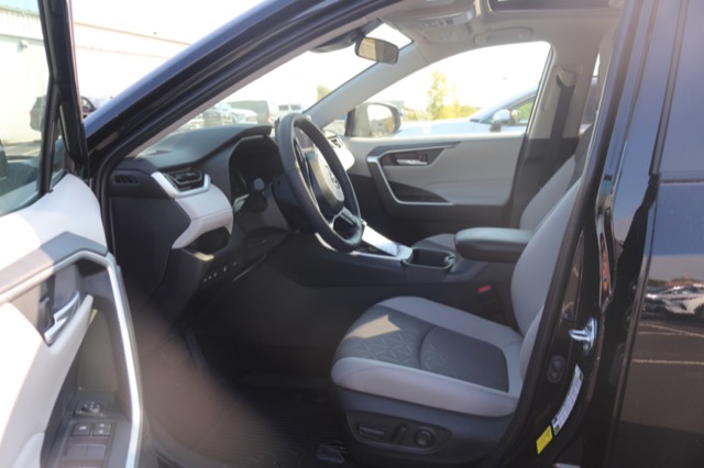 2025 Toyota RAV4 Hybrid XLE photo 3