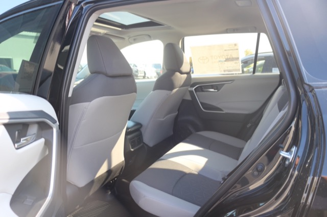 2025 Toyota RAV4 Hybrid XLE photo 4