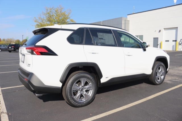 2025 Toyota RAV4 Hybrid XLE photo 2