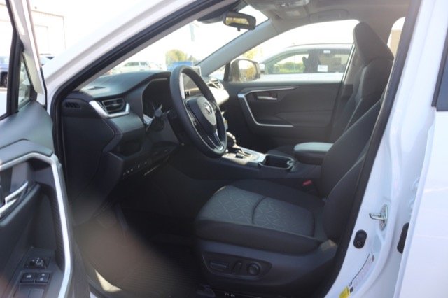 2025 Toyota RAV4 Hybrid XLE photo 3