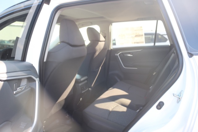 2025 Toyota RAV4 Hybrid XLE photo 4