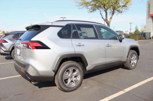 2025 Toyota RAV4 Hybrid XLE photo 2