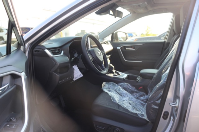 2025 Toyota RAV4 Hybrid XLE photo 3