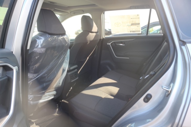 2025 Toyota RAV4 Hybrid XLE photo 4