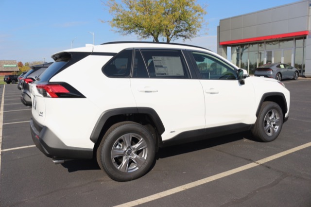 2025 Toyota RAV4 Hybrid XLE photo 2