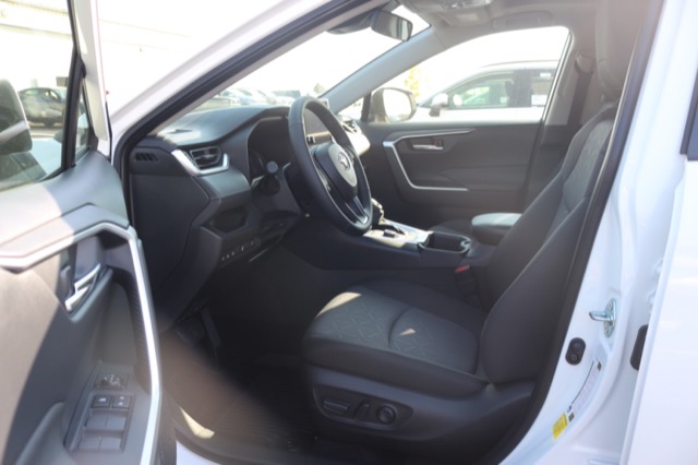 2025 Toyota RAV4 Hybrid XLE photo 3