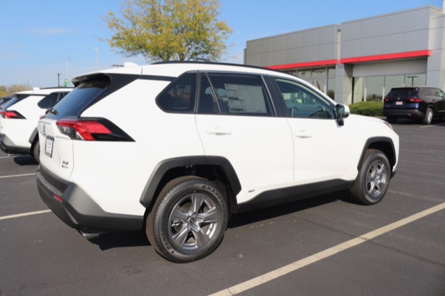 2025 Toyota RAV4 Hybrid XLE photo 3