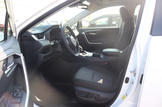 2025 Toyota RAV4 Hybrid XLE photo 4