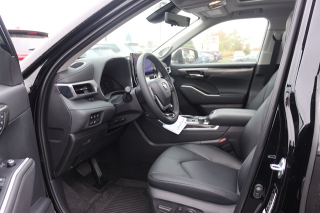2025 Toyota Highlander Platinum photo 3