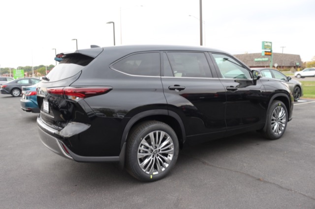 2026 Toyota Highlander Platinum photo 3