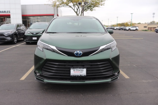 2025 Toyota Sienna XLE photo 2
