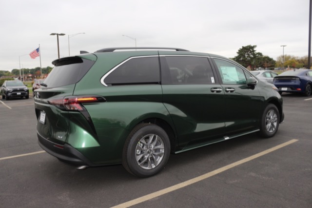 2025 Toyota Sienna XLE photo 3