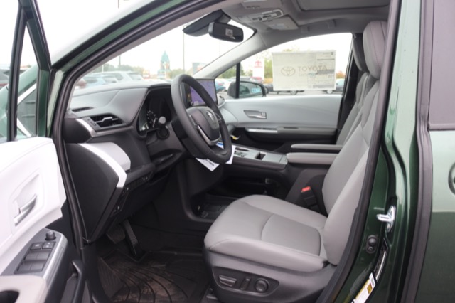 2025 Toyota Sienna XLE photo 4
