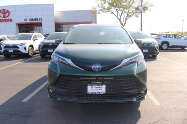 2025 Toyota Sienna XLE photo 2