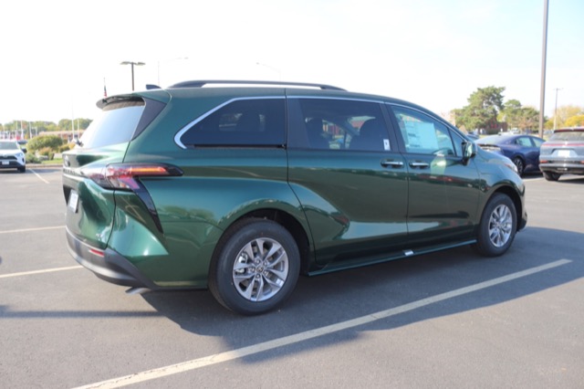 2025 Toyota Sienna XLE photo 3
