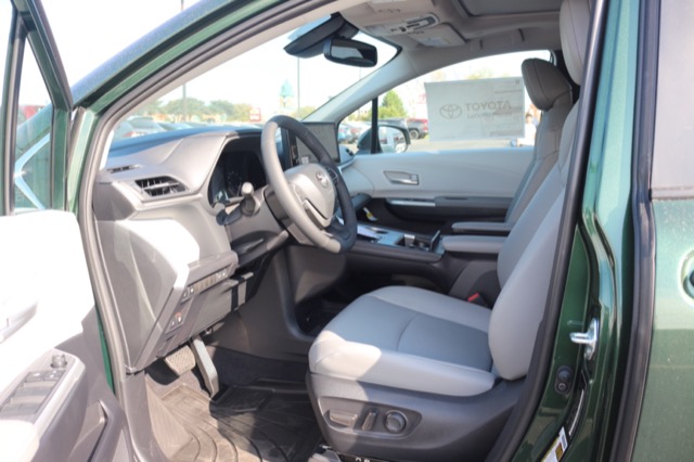 2025 Toyota Sienna XLE photo 4